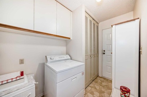 8 Varsdale Place Nw, Calgary, AB - Indoor Photo Showing Laundry Room