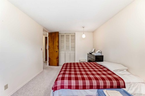 8 Varsdale Place Nw, Calgary, AB - Indoor Photo Showing Bedroom