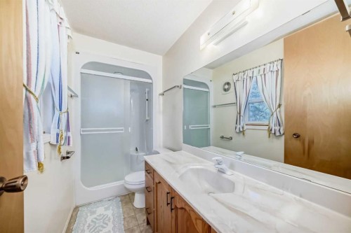 8 Varsdale Place Nw, Calgary, AB - Indoor Photo Showing Bathroom