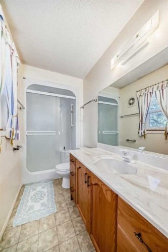 8 Varsdale Place Nw, Calgary, AB - Indoor Photo Showing Bathroom