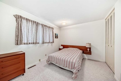 8 Varsdale Place Nw, Calgary, AB - Indoor Photo Showing Bedroom
