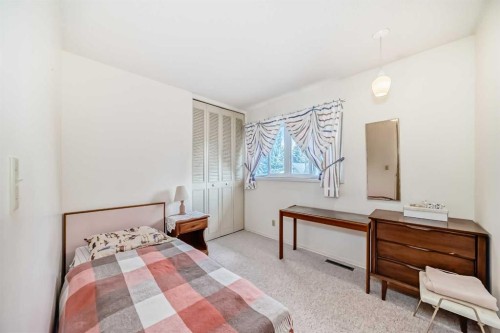 8 Varsdale Place Nw, Calgary, AB - Indoor Photo Showing Bedroom