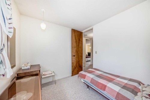 8 Varsdale Place Nw, Calgary, AB - Indoor Photo Showing Bedroom