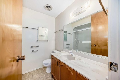 8 Varsdale Place Nw, Calgary, AB - Indoor Photo Showing Bathroom