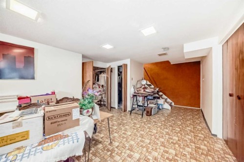 8 Varsdale Place Nw, Calgary, AB - Indoor Photo Showing Other Room