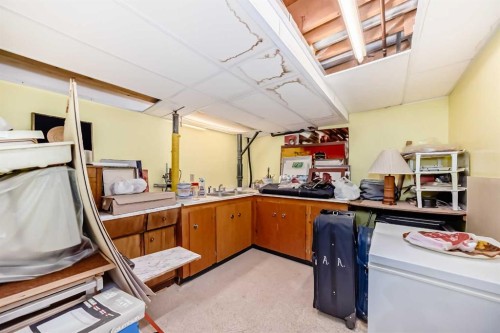 8 Varsdale Place Nw, Calgary, AB - Indoor Photo Showing Laundry Room
