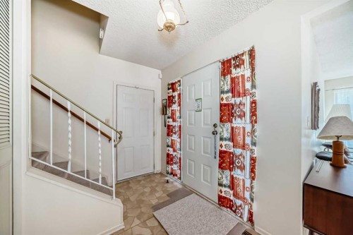 8 Varsdale Place Nw, Calgary, AB - Indoor Photo Showing Other Room
