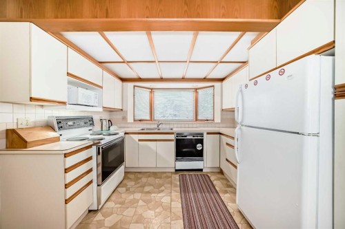 8 Varsdale Place Nw, Calgary, AB - Indoor Photo Showing Kitchen With Double Sink