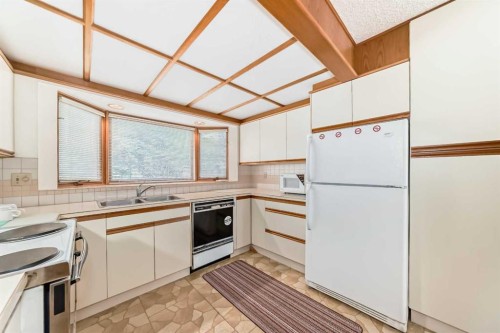 8 Varsdale Place Nw, Calgary, AB - Indoor Photo Showing Kitchen With Double Sink