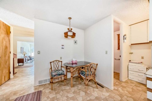 8 Varsdale Place Nw, Calgary, AB - Indoor Photo Showing Other Room