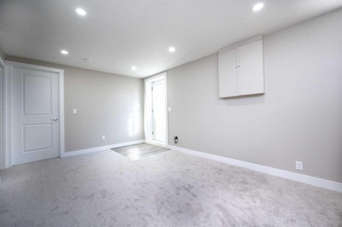 255 Castleridge Drive Ne, Calgary, AB - Indoor Photo Showing Other Room