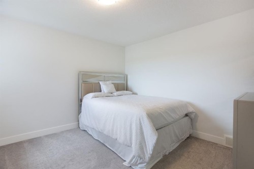 37 Savanna Heath Ne, Calgary, AB - Indoor Photo Showing Bedroom