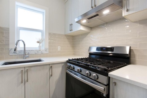 37 Savanna Heath Ne, Calgary, AB - Indoor Photo Showing Kitchen