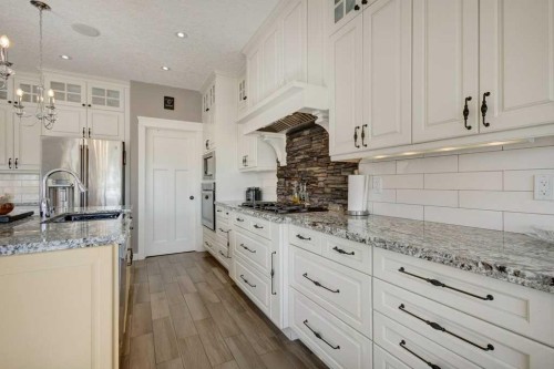 1233 Hillcrest Manor Estates, Strathmore, AB - Indoor Photo Showing Kitchen With Upgraded Kitchen