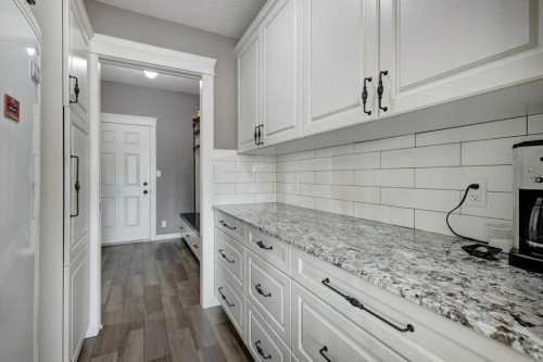 1233 Hillcrest Manor Estates, Strathmore, AB - Indoor Photo Showing Kitchen With Upgraded Kitchen