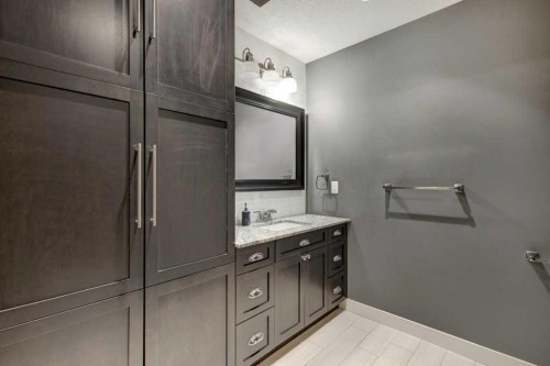 1233 Hillcrest Manor Estates, Strathmore, AB - Indoor Photo Showing Bathroom