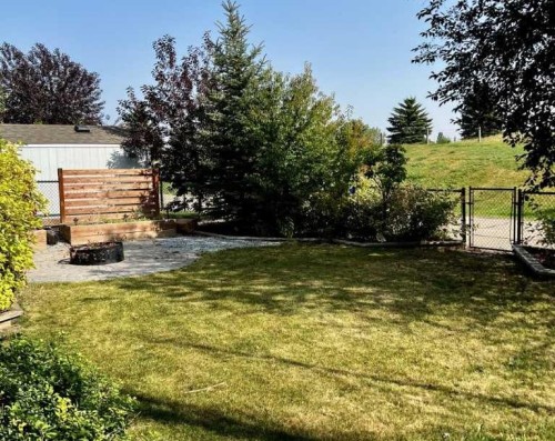 1233 Hillcrest Manor Estates, Strathmore, AB - Outdoor