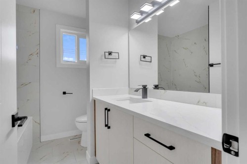 3640 Dover Ridge Drive Se, Calgary, AB - Indoor Photo Showing Bathroom