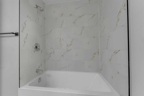 3640 Dover Ridge Drive Se, Calgary, AB - Indoor Photo Showing Bathroom