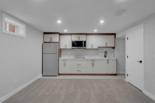3640 Dover Ridge Drive Se, Calgary, AB - Indoor Photo Showing Kitchen