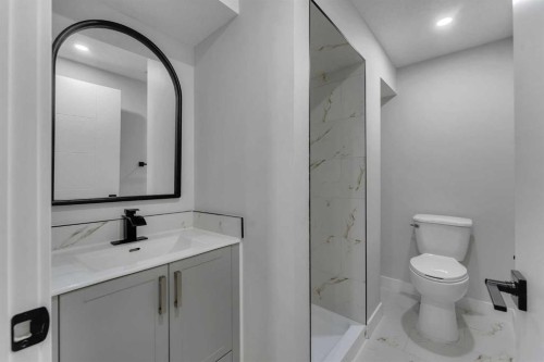 3640 Dover Ridge Drive Se, Calgary, AB - Indoor Photo Showing Bathroom