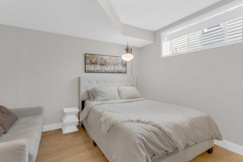 198 Douglas Woods Hill Se, Calgary, AB - Indoor Photo Showing Bedroom