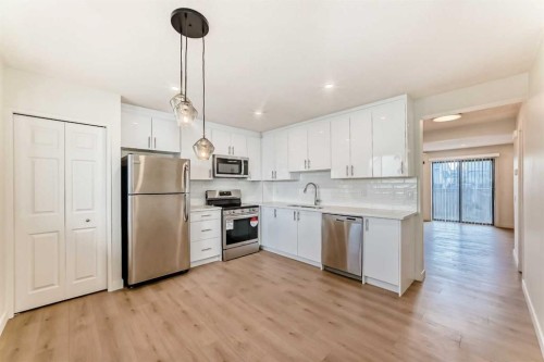 32-1515 Falconridge Drive Ne, Calgary, AB - Indoor Photo Showing Kitchen
