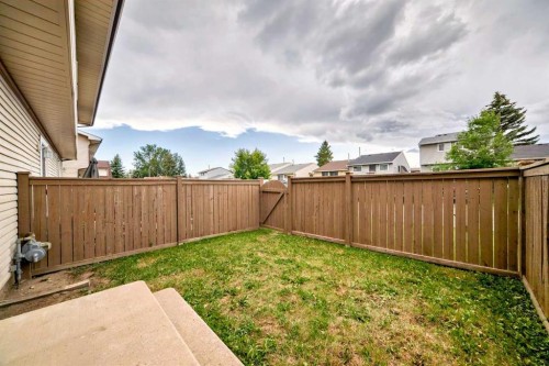 32-1515 Falconridge Drive Ne, Calgary, AB - Outdoor