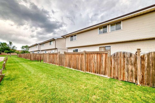 32-1515 Falconridge Drive Ne, Calgary, AB - Outdoor