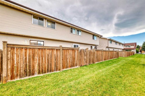 32-1515 Falconridge Drive Ne, Calgary, AB - Outdoor