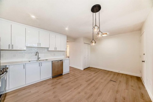 32-1515 Falconridge Drive Ne, Calgary, AB - Indoor Photo Showing Kitchen