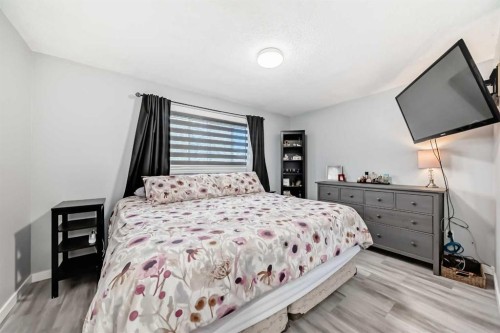 447 Malvern Close Ne, Calgary, AB - Indoor Photo Showing Bedroom