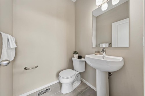 86 Mahogany Drive Se, Calgary, AB - Indoor Photo Showing Bathroom