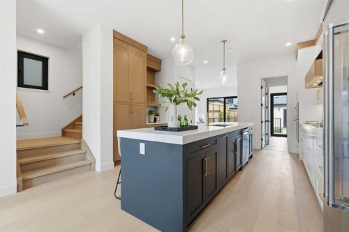 1429 26A Street Sw, Calgary, AB - Indoor Photo Showing Kitchen With Upgraded Kitchen