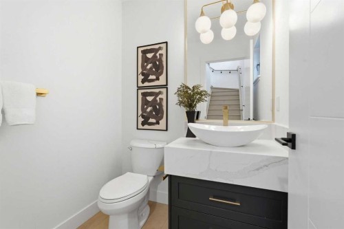 1429 26A Street Sw, Calgary, AB - Indoor Photo Showing Bathroom