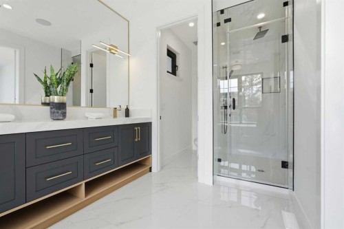 1429 26A Street Sw, Calgary, AB - Indoor Photo Showing Bathroom