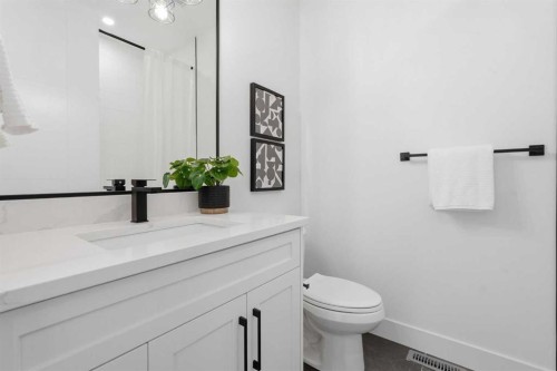 1429 26A Street Sw, Calgary, AB - Indoor Photo Showing Bathroom