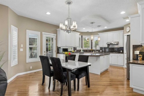 438 Candle Place Sw, Calgary, AB - Indoor Photo Showing Kitchen