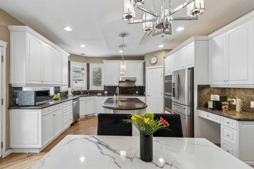 438 Candle Place Sw, Calgary, AB - Indoor Photo Showing Kitchen With Upgraded Kitchen