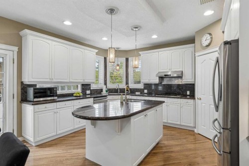 438 Candle Place Sw, Calgary, AB - Indoor Photo Showing Kitchen With Upgraded Kitchen