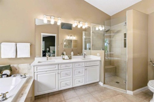 438 Candle Place Sw, Calgary, AB - Indoor Photo Showing Bathroom
