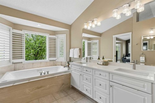 438 Candle Place Sw, Calgary, AB - Indoor Photo Showing Bathroom