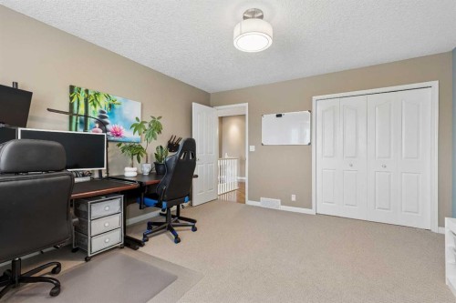 438 Candle Place Sw, Calgary, AB - Indoor Photo Showing Bathroom