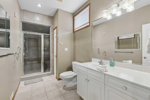 438 Candle Place Sw, Calgary, AB - Indoor Photo Showing Bathroom