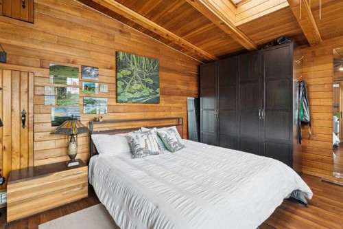 3232 15 Street Nw, Calgary, AB - Indoor Photo Showing Bedroom