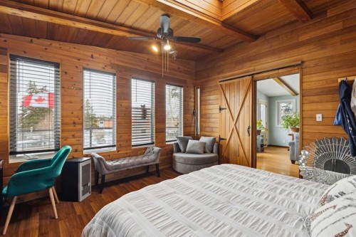 3232 15 Street Nw, Calgary, AB - Indoor Photo Showing Bedroom
