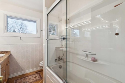 3232 15 Street Nw, Calgary, AB - Indoor Photo Showing Bathroom