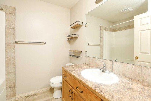 8-720 Heritage Boulevard West, Lethbridge, AB - Indoor Photo Showing Bathroom