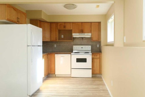 8-720 Heritage Boulevard West, Lethbridge, AB - Indoor Photo Showing Kitchen