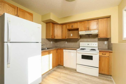 8-720 Heritage Boulevard West, Lethbridge, AB - Indoor Photo Showing Kitchen With Double Sink